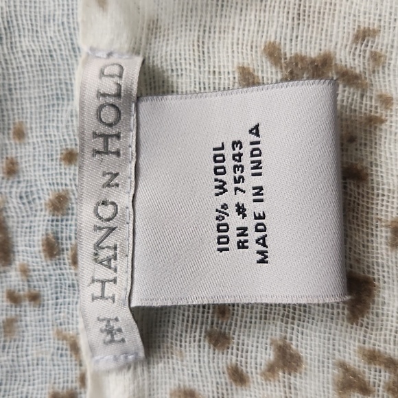 NWOT. Hang N Hold Scarf Shawl.  100% Wool. Frayed edges.  One size fits all. - Picture 3 of 5